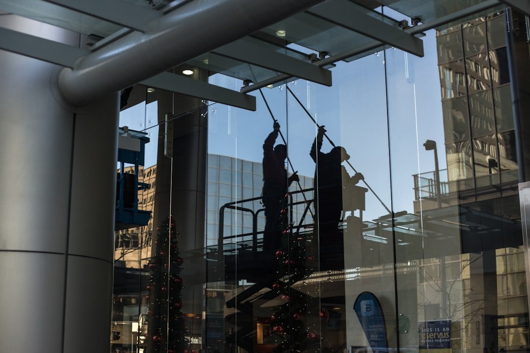 Professionelle Glas- und Fassadenreinigung an einem gewerblichen Gebäude in Münster mit Hubarbeitsbühne – RSR Gebäudereinigung