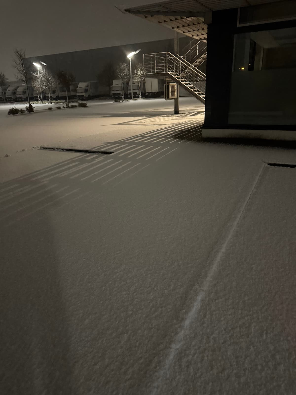 Winterdienst in Münster – verschneite Gewerbefläche vor der Räumung