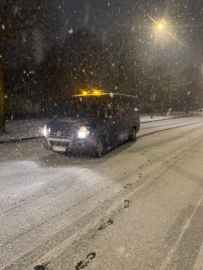 Winterdienst Münster – RSR im nächtlichen Einsatz bei Schneefall Winterdienst in Münster – RSR Fahrzeug im Einsatz bei Schneefall und Glätte auf öffentlicher Straße