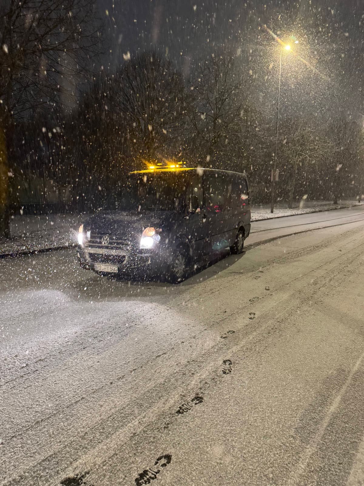 Winterdienst in Münster – RSR im nächtlichen Einsatz auf Straße bei Schnee und Glätte