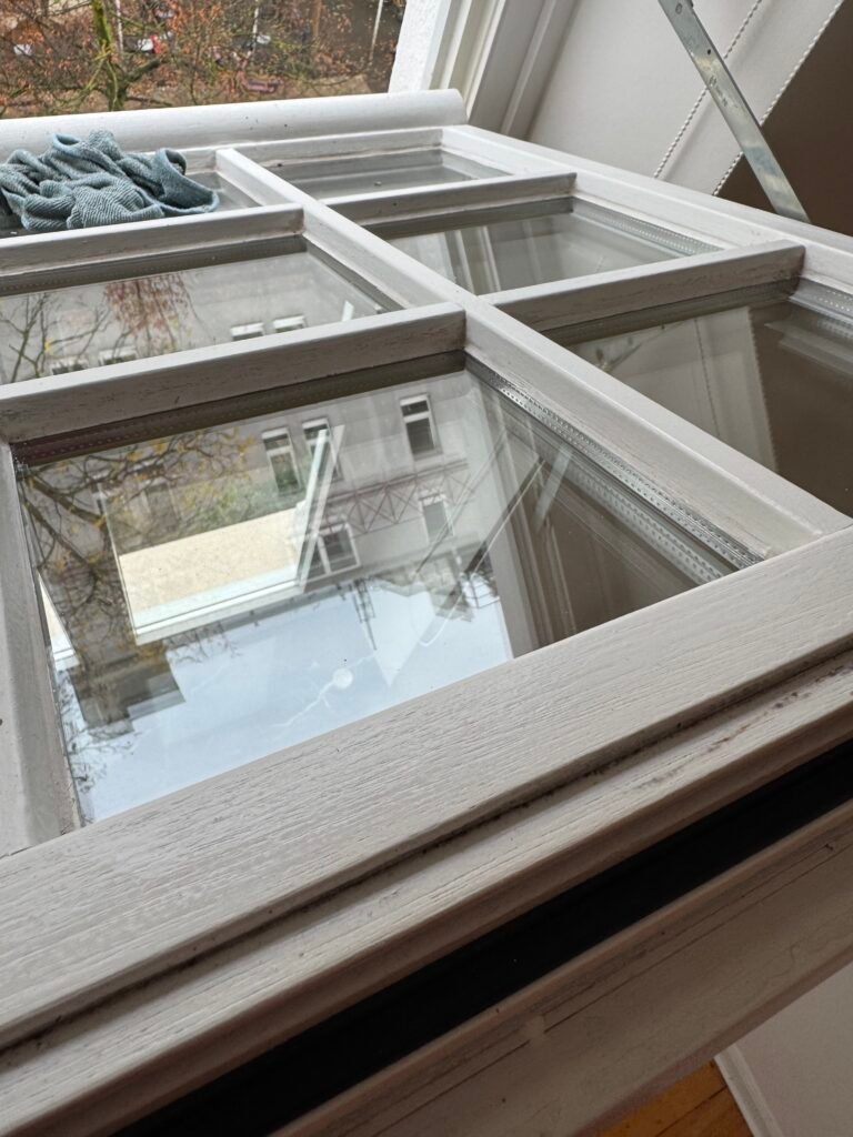 Fensterreinigung_Rsr-muenster Sauberes Holzfenster nach professioneller Fensterreinigung mit klarer Spiegelung im Glas